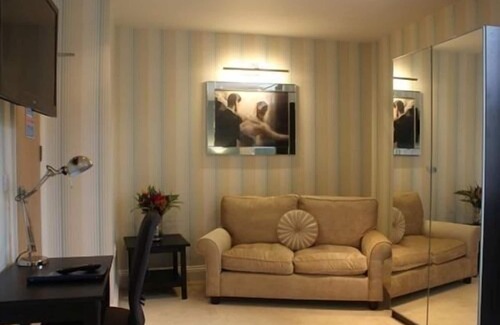 Yeovil Bed & Breakfast | Standard Double Ensuite with Bath at The Keep