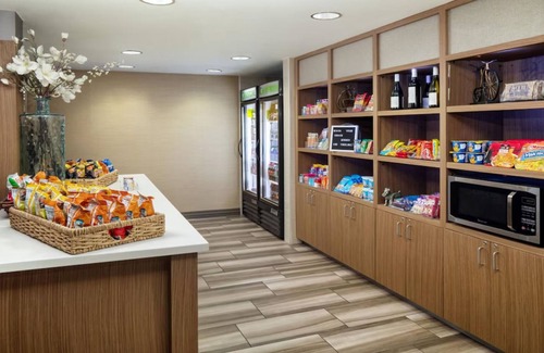 Ocotillo Hotel | Standard King at Holiday Inn Phoenix Chandler - Outdoor Pool & Pets are Welcome!