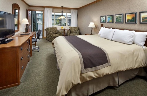 San Simeon Hotel | Standard King Room w/Sofa Bed | Access to Pool, Outdoor Firepits | Free Parking