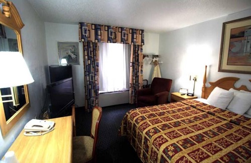 Roseville Hotel | Standard Queen Room Non-Smoking