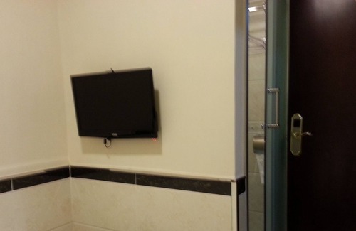 Mong Kok Apartment | Standard Queen Room (without window)
