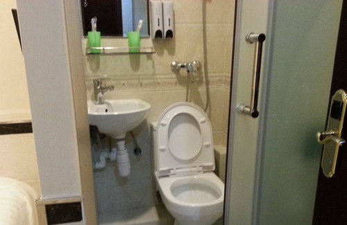 Mong Kok Apartment | Standard Queen Room (without window)