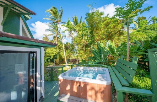 Haiku House | ★Star Honeymoon Lookout - PRIVATE HOT TUB + ACCESS TO POOL + New Central AC✔