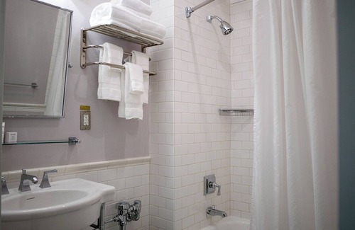 Goose Hollow Hotel | Star-Worthy Spaces near Forest Park and Pittock Mansion! with On-Site Restaurant