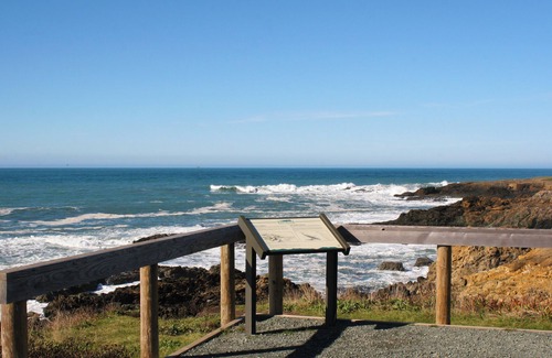 Shelter Cove Condo | Starfish by OceanviewHotTubs Oceanfront Tesla charging Shelter Cove