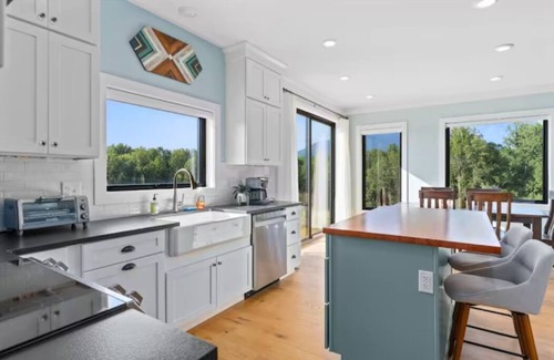 Roseland House | Stargaze on 12 Acres: Hot Tub 55"TV Fire Pit Grill