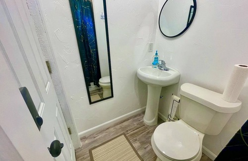 Monument Cottage | “Stargazer” Scenic Glamping Trails + Creek Access