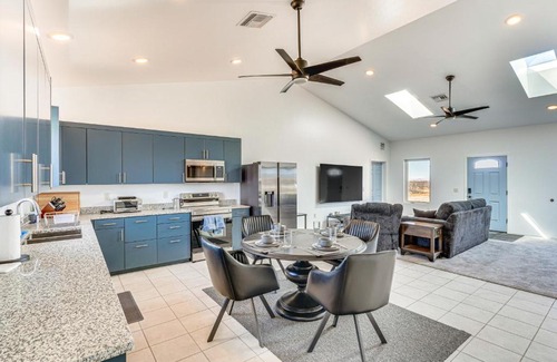 Pearce House | Stargazers Delight Mtn-View Pearce Home with Deck!