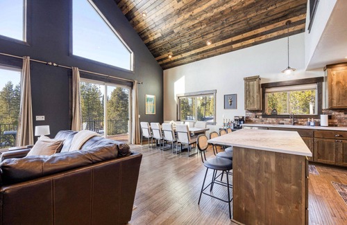 Crescent Ski Chalet | Stargazing~LuxuryChalet~MinstoWillamettePass~Theater~Arcade~CraterLake~3KingBeds