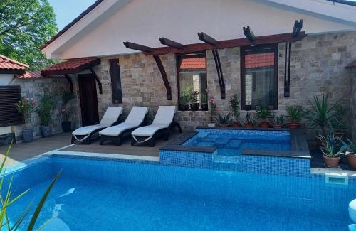 Vidin House | Stariya oreh pool & garden