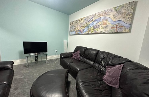 Fenham House | Starlettings 3 Bedroom Spacious House with Rare Garden and Parking