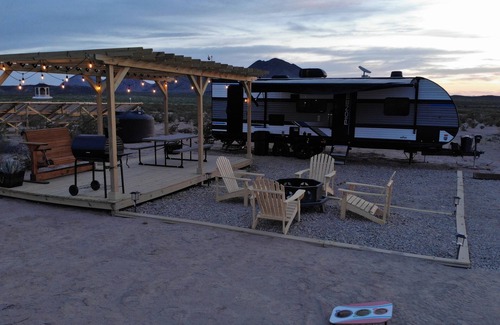 Alpine House | Starlight Sanctuary: Modern Off-Grid RV/Camper with A/C+Wifi Minutes from BBNP