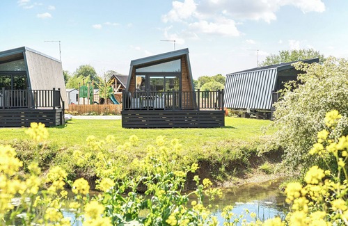 Great Billing Cottage | STARLIGHT SKYLIGHT - BILLING AQUADROME in Billing Aquadrome Holiday Park