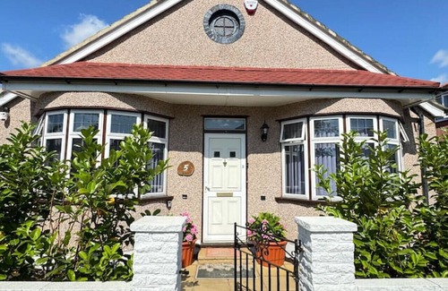 Ashford House | Starling House – 3BR near Heathrow, London(No Service Fee)