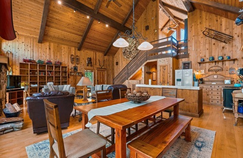 Columbine Lake House | Starlink Internet, EV Charger, Pet Friendly, Cozy!
