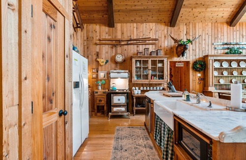 Columbine Lake House | Starlink Internet, EV Charger, Pet Friendly, Cozy!