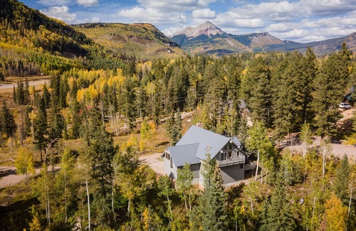 Columbine Lake House | Starlink Internet, EV Charger, Pet Friendly, Cozy!