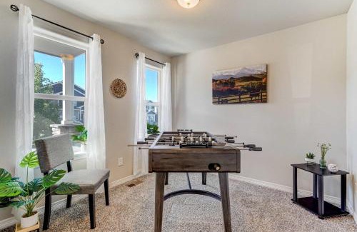 Rustic Hills House | Starlink Station - Modern furnishings, w Fire Pit - Near Airport
