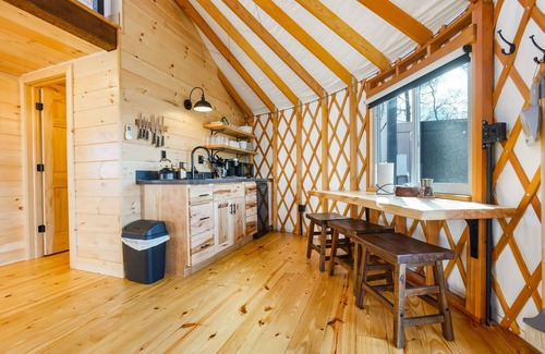Knox Dale House | Starlit Haven YURT 2 w/HOT TUB, Smart TV + VIEWS!
