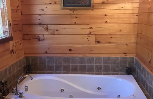 Rileyville Cabin | Starlit view log cabin with 30 mile views close to National Park and Luray