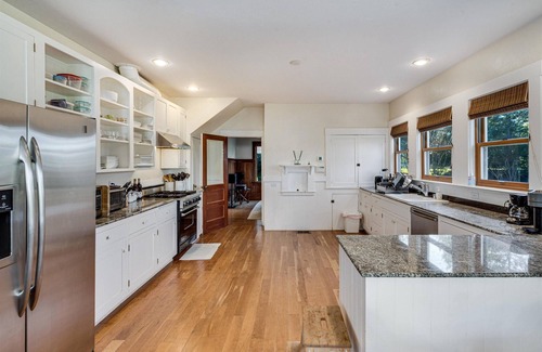 Geyserville House | Starlite Vineyards: Wine tasting included!