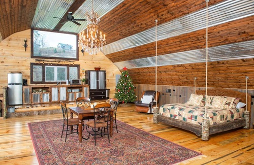 Sugar Grove Cabin | Starry Nights: Farm Stay, Zip Lines, Fishing & Petting Zoo?