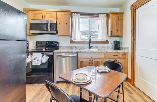 Northwest Montana - Glacier National Park Cottage | Starry Skies & Mtn Views: Family Retreat in Elmo
