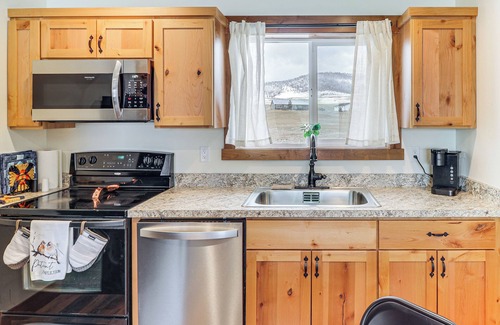 Northwest Montana - Glacier National Park Cottage | Starry Skies & Mtn Views: Family Retreat in Elmo