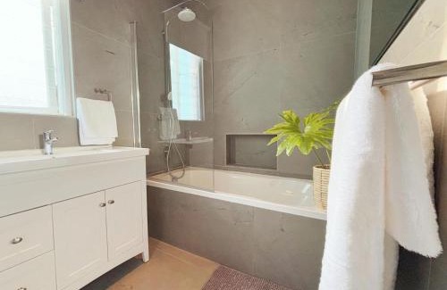 Three Anchor Bay House | Starry Starry Night - Cape Town, 3-Bedroom 3-Bathroom Seaside House in Three Anchor Bay
