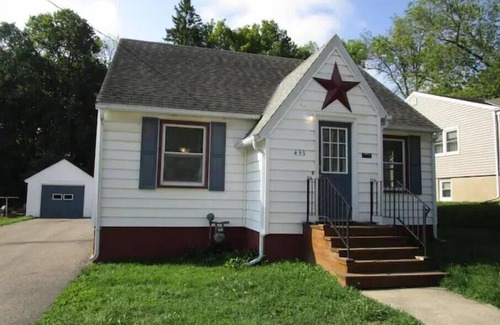 Owatonna House | "Stars and Stripes" on Glendale