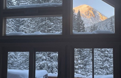 Blue River House | Starwood.mountain View! Hot Tub! Game Room! Quiet, Convenient, Colorado.