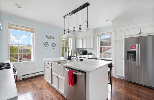 Bristol Apartment | State & Hope St - On parade route. Close to water!