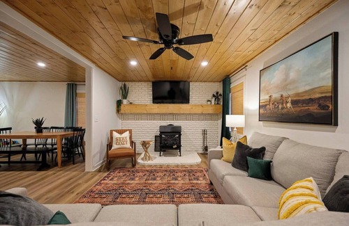Broken Bow Cabin | State Park Haven: Sleeps 12- Min's to Marina!