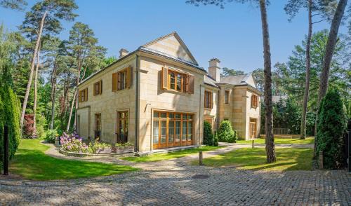 Lesznowola Villa | Stately Home in Magdalenka Warsaw