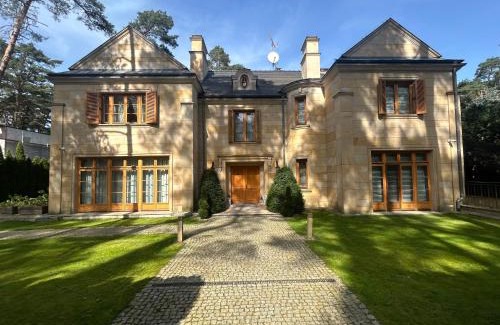 Lesznowola Villa | Stately Home in Magdalenka Warsaw