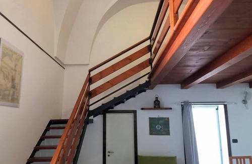 Vignacastrisi House | Stately little house with classic Leccese star vaults.