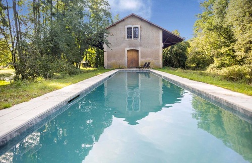 Jemelle Villa | Station Home in Liglet with Private Pool