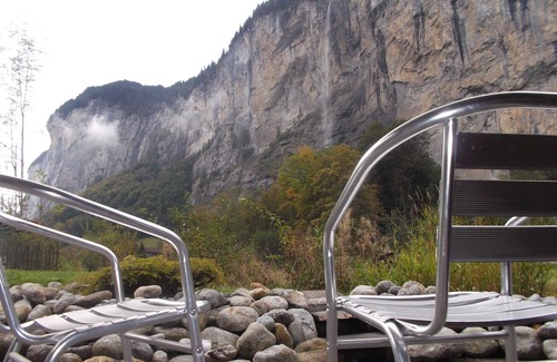 Lauterbrunnen Apartment | Staubbachfall opp. 1 Br max 4, 50mbus, quiet, own 24/7laundry, carport ⭐