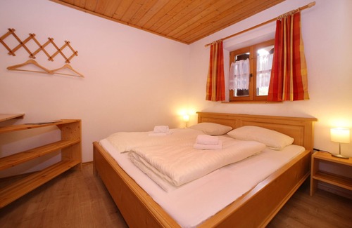 Hochkrimml Apartment | Staudi's ski hut Top9 in hut style directly on the piste Wood-burning stove