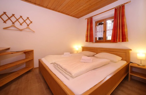 Hochkrimml Apartment | Staudi's ski hut Top11 in hut style directly on the piste Wood-burning stove