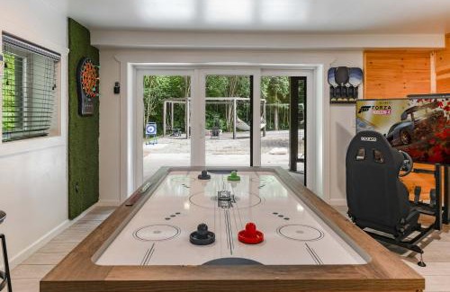 Sevierville House | Stay And Play 18 Guest Family Fun - Pickleball Court