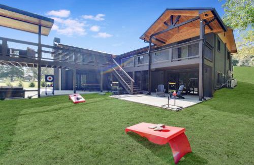 Sevierville House | Stay And Play 18 Guest Family Fun - Pickleball Court