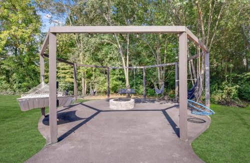 Sevierville House | Stay And Play 18 Guest Family Fun - Pickleball Court