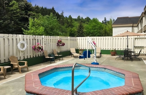 Poulsbo Resort | Stay at GuestHouse Poulsbo! Just a 10-minute Walk From Historic Downtown!