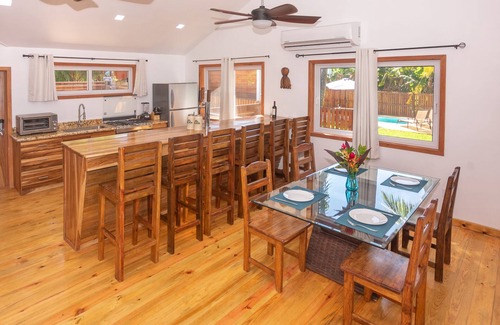Antoneys Cay House | Stay at the famous Jolly Octopus Beach Bar! Beach Front with Water toys included