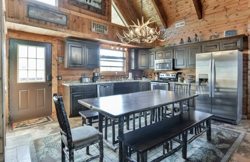Branson Cedars Cabin | Stay at Uncle Buck`s Lodge | 4 Bed, 4 Bath