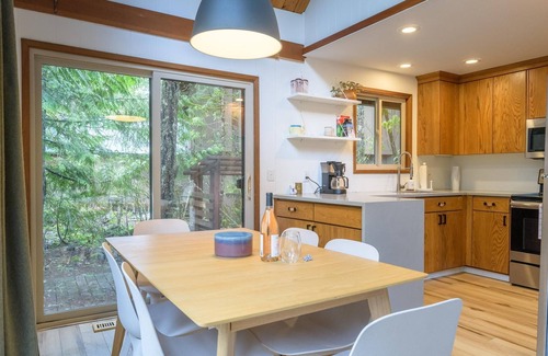 Rhododendron Cabin | Stay before 10/14! get the 3RD night FREE!Hot tub, cabin feel