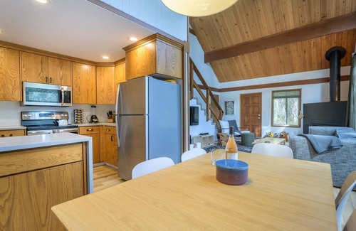 Rhododendron Cabin | Stay before 10/14! get the 3RD night FREE!Hot tub, cabin feel