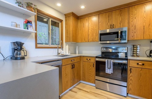 Rhododendron Cabin | Stay before 10/14! get the 3RD night FREE!Hot tub, cabin feel