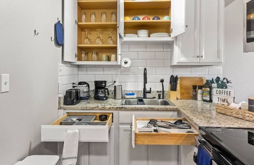 Central Arlington Apartment | Stay Close to the Action: Prime location 1BD Unit!